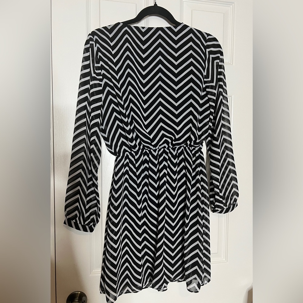 🖤 Express Sheer Chevron Dress - Picture 6 of 6